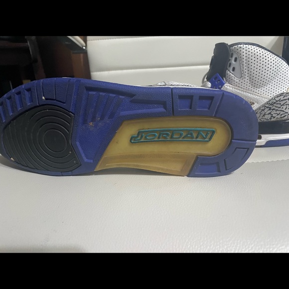 Air Jordan for youth size is 4.5. They are the Spike Lee Air Jordan. Must sell. - Picture 2 of 8